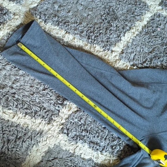 Athletic Works High Rise Gray Cropped Capri Leggings Phone Pocket Size Large - Picture 6 of 8